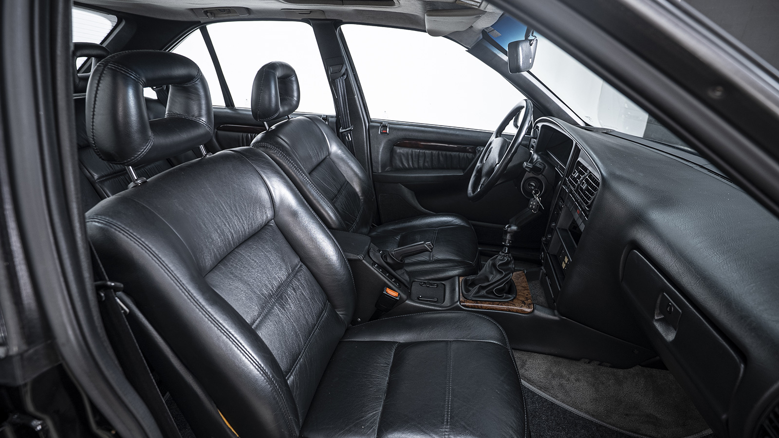 Omega CD Interior em Couro Novo